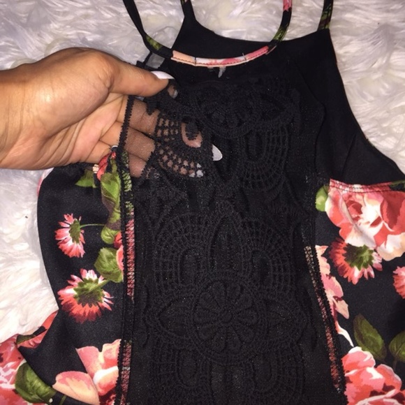 $9| Floral Laced Blouse/Tank - Picture 5 of 6